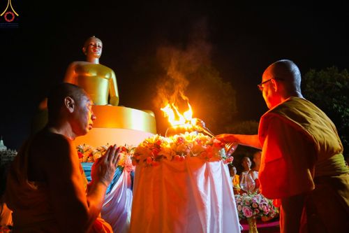 ภาพ No.104185:พิธีจุดประทีป ถวายเป็นพุทธบูชา สามเณรธรรมทายาทชาวอินโดนีเซียกว่า 1,000 รูป ณ มหาเจดีย์บุโรพุทโธ ประเทศอินโดนีเซีย ในวันที่ 23 ธันวาคม พ.ศ. 2566