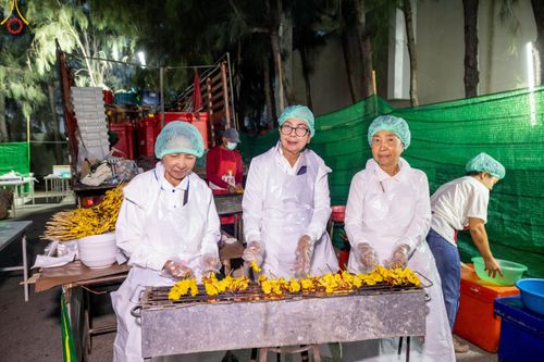 ภาพ No.188885:พิธีถวายภัตตาหารเป็นสังฆทาน แด่พระธรรมยาตรา ในโครงการธรรมยาตรา กตัญญูบูชา มหาปูชนียาจารย์ พระมงคลเทพมุนี(สด จนฺทสโร) พระผู้ปราบมาร ปีที่ 13 ณ อนุสรณ์สถานมหาวิหารพระมงคลเทพมุนี (โลตัสแลนด์) อ.สองพี่น้อง จ.สุพรรณบุรี วันที่ 4 มกราคม พ.ศ.2568