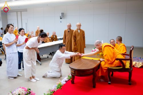 ภาพ No.222916:วันที่ 23 เมษายน พ.ศ. 2568 หลวงพ่อทัตตชีโวต้อนรับคณะสงฆ์จีน ณ อาคาร 100 ปี คุณยายมหารัตนอุบาสิกาจันทร์ ขนนกยูง วัดพระธรรมกาย