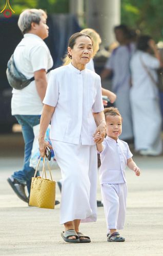 ภาพ No.136537:พิธีตักบาตร พิธีบูชาข้าวพระ ในวันอาทิตย์ต้นเดือนที่ 5 พฤษภาคม พ.ศ. 2567 ณ วัดพระธรรมกาย จ.ปทุมธานี