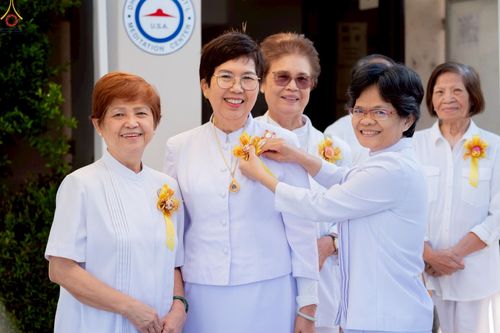 ภาพ No.252210:วันที่ 4-5 ตุลาคม พ.ศ. 2568  วัดพระธรรมกายแคลิฟอร์เนีย ประเทศสหรัฐอเมริกา ได้จัดพิธีตัดปอยผม โดยคณะสงฆ์ ญาติ ๆ และสาธุชน ให้กับนาคธรรมทายาท 8 ท่าน และได้จัดพิธีบรรพชา-อุปสมบท ฉลองพิธีทอดกฐินบรมจักรพรรดิ สร้างอุโบสถ 82 ปี บูชาธรรมหลวงพ่อธัมมชโย