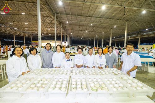 ภาพ No.203646:พิธีถวายภัตตาหารเป็นสังฆทาน แด่พระธรรมยาตรา ณ วัดพระธรรมกาย ตำบลคลองสาม อำเภอคลองหลวง จังหวัดปทุมธานี ในโครงการธรรมยาตรา กตัญญูบูชา มหาปูชนียาจารย์ พระมงคลเทพมุนี(สด จนฺทสโร) พระผู้ปราบมาร อนุสรณ์สถาน 7 แห่ง ปีที่ 13 วันที่ 30 มกราคม พ.ศ. 2568