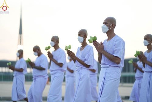 ภาพ No.101396:พิธีเวียนประทักษิณ, พิธีวันทาเจดีย์, พิธีขอขมาและมอบผ้าไตร ในโครงการอุปสมบทหมู่ รุ่นบูชาธรรมมหาปูชนียาจารย์ ณ วัดพระธรรมกาย ในวันที่ 9 ธันวาคม พ.ศ. 2566