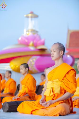 ภาพ No.194152:พระธรรมยาตราปฏิบัติธรรม และถ่ายภาพหมู่ประวัติศาสตร์ ณ วัดสองพี่น้อง ต.ต้นตาล อ.สองพี่น้อง จ.สุพรรณบุรี ในโครงการธรรมยาตรา กตัญญูบูชา มหาปูชนียาจารย์ พระมงคลเทพมุนี(สด จนฺทสโร) พระผู้ปราบมาร อนุสรณ์สถาน 7 แห่ง ปีที่ 13 วันที่ 12 มกราคม พ.ศ. 2568