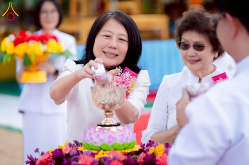 ภาพ No.255444:วันที่ 13 ตุลาคม พ.ศ. 2568 พิธีบรรจุพระบรมสารีริกธาตุ ผูกผ้า 7 สี เพื่อความเป็นสิริมงคล  และ ยกช่อฟ้า ประดิษฐานบนหลังคาอุโบสถวัดทุ่งเจริญธรรม ถวายบูชาธรรม 81 ปี หลวงพ่อธัมมชโย โดยคณะศิษยานุศิษย์ ณ วัดทุ่งเจริญธรรม อ.อมก๋อย จ.เชียงใหม่