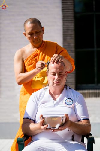 ภาพ No.83329:พิธีตัดปอยผมธรรมทายาทและฝากตัวเป็นศิษย์ ในโครงการอบรมพระธรรมทายาททวีปยุโรป รุ่นที่ 9 วันพุธที่ 12 มิถุนายน พ.ศ. 2566 ณ วัดพระธรรมกายเบเนลักซ์ ประเทศเบลเยี่ยม