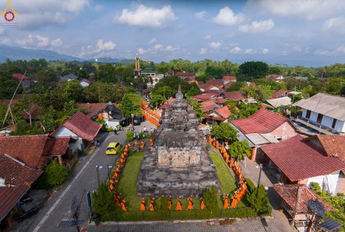 ภาพ No.105155:สามเณรธรรมทายาทชาวอินโดนีเซียกว่า 1,000 รูป เดินธรรมยาตรา บูชาพระสัมมาสัมพุทธเจ้า ณ มหาเจดีย์บุโรพุทโธ ประเทศอินโดนีเซีย ในวันที่ 27 ธันวาคม พ.ศ. 2566