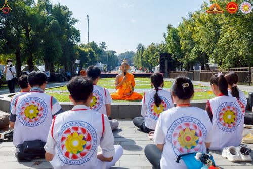 ภาพ No.224722:วันที่ 11 -12 พฤษภาคม พ.ศ. 2568 คณะพระอาจารย์ เจ้าหน้าที่ อาสาสมัคร นักศึกษา ทั้งชาวอินโดนีเซีย และชาวไทย ร่วมแรงร่วมใจ เตรียมงาน เก็บงาน ในวันวิสาขบูชา ณ พระมหาเจดีย์บรมพุทโธ ประเทศอินโดนีเซีย