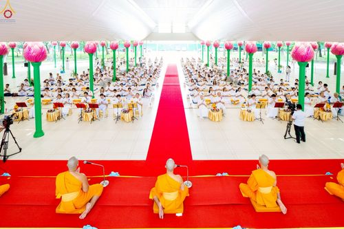 ภาพ No.227673:วันเสาร์ที่ 31 พฤษภาคม พ.ศ.2568 พิธีถวายผ้าไตรแด่สามเณรผู้เข้ารับการอุปสมบท , พิธีอุปสมบทสามเณรเตรียม DCI วัดพระธรรมกาย จ.ปทุมธานี