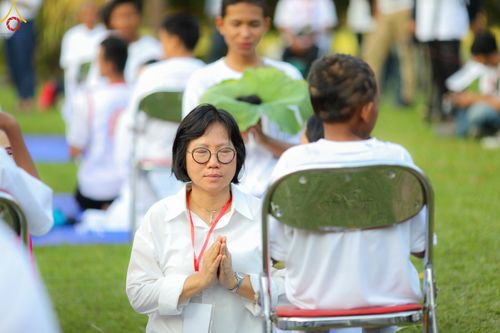 ภาพ No.102738:พิธีตัดปอยผม และปลงผมธรรมทายาท ชาวอินโดนีเซียกว่า 1,000 คน ณ มหาเจดีย์บุโรพุทโธ ประเทศอินโดนีเซีย อบรมระหว่างวันที่ 16-28 ธันวาคม พ.ศ. 2566