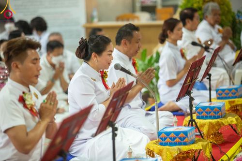 ภาพ No.115445:พิธีตักบาตรฉลองพระใหม่ ในโครงการอุปสมบทหมู่บูชาธรรม 115 ปี คุณยายอาจารย์มหารัตนอุบาสิกาจันทร์ ขนนกยูง วันที่ 19  มกราคม พ.ศ. 2567 ณ มหารัตนวิหารคด วัดพระธรรมกาย
