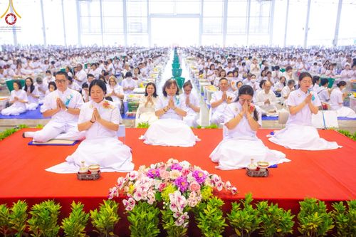 ภาพ No.126489:พิธีตักบาตร ในวันอาทิตย์ต้นเดือนที่ 3 มีนาคม พ.ศ. 2567 ณ บ้านแก้วเรือนทองคุณยายฯ วัดพระธรรมกาย