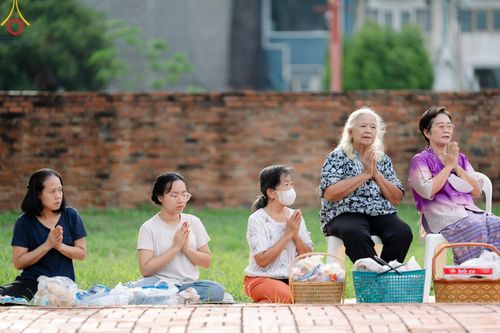 ภาพ No.138499:พิธีตักบาตร วัดราชบูรณะ จ.พระนครศรีอยุธยา วันที่ 25 พฤษภาคม พ.ศ.2567
