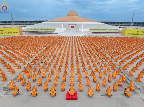 ภาพ No.182108:พระธรรมทายาทร่วมปฎิบัติธรรม รับฟังโอวาทจากหลวงพ่อทัตตชีโว และถ่ายภาพหมู่ประวัติศาสตร์ ณ ลานธรรมพระมหาธรรมกายเจดีย์  วัดพระธรรมกาย ในโครงการอุปสมบท บูชาธรรมมหาปูชนียาจารย์ วันที่ 13 ธันวาคม พ.ศ. 2567