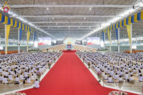 ภาพ No.258101:วันอาทิตย์ที่ 5 ตุลาคม พ.ศ. 2568 พิธีบูชาข้าวพระ ณ สภาธรรมกายสากล วัดพระธรรมกาย