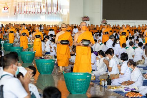 ภาพ No.80800:พิธีตักบาตร , พิธีบูชาข้าวพระในวันอาทิตย์ต้นเดือน วันที่ 7 พฤษภาคม พ.ศ. 2566 ณ วัดพระธรรมกาย
