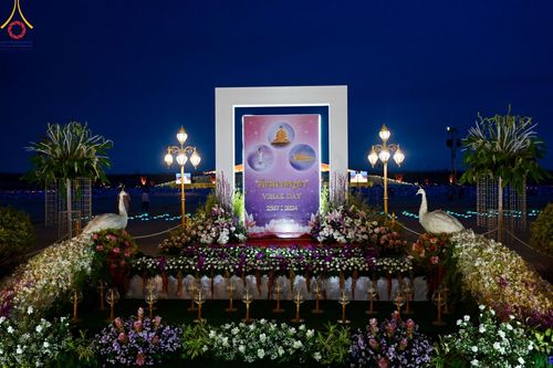 ภาพ No.279208:พิธีจุดวิสาขประทีป พิธีเวียนประทักษิณ ในวันวิสาขบูชา พุธที่ 22 พฤษภาคม พ.ศ. 2567 ( วันพระขึ้น 15 ค่ำ เดือน 6 ) ณ ลานธรรม พระมหาธรรมกายเจดีย์ วัดพระธรรมกาย จ.ปทุมธานี