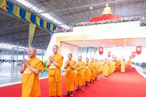 ภาพ No.153169:พิธีมุทิตาสักการะ พระภิกษุ-สามเณร ผู้สอบไล่ได้เปรียญธรรม ประโยค 1-2 ถึงประโยค ป.ธ.9 และบาลีศึกษา ประโยค1-2 ถึง บ.ศ.9 , พิธีมอบดวงแก้วสามเณรผู้ทรงบาลีไวยากรณ์ วัดพระธรรมกาย และ ศูนย์ส่งเสริมศีลธรรมในประเทศและต่างประเทศ วันอาทิตย์ที่ 8 กันยายน พ.ศ.2567