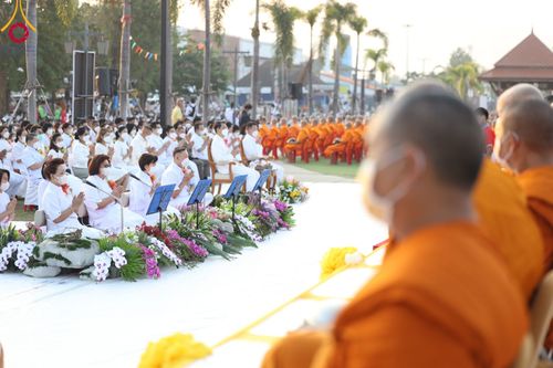 ภาพ No.101739:ตักบาตรพระ 10,000 รูป เติมบุญให้แผ่นดิน เนื่องในโอกาส 192 ปี จังหวัดกาญจนบุรี หนึ่งในโครงการตักบาตรพระ 2,000,000 รูป  77 จังหวัดทุกวัดทั่วไทย วันจันทร์ที่ 11 ธันวาคม พ.ศ. 2566 บริเวณถนนสองแคว (SKY WALK) เมืองกาญจนบุรี