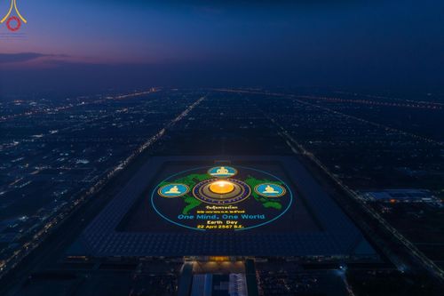 ภาพ No.59852:คณะสงฆ์และสาธุชนร่วมใจกัน สวดมนต์บทธัมมจักกัปปวัตนสูตร ครบ 6,315,808,080 จบ และจุดประทีปแปรอักษร ถวายเป็นพุทธบูชา เนื่องในวาระ "ฉลองอายุวัฒนมงคล 80 ปี หลวงพ่อธัมมชโย" ณ ลานธรรม มหารัตนวิหารคด วัดพระธรรมกาย