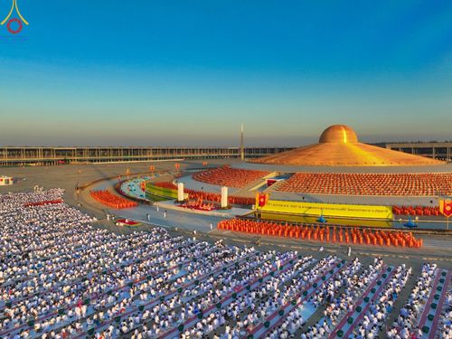 ภาพ No.105218:พิธีตักบาตรฉลองพระบวชใหม่ รุ่นบูชาธรรมมหาปูชนียาจารย์ และต้อนรับศักราชใหม่ วันจันทร์ที่ 1 มกราคม พ.ศ. 2567 ณ ลานธรรมพระมหาธรรมกายเจดีย์ วัดพระธรรมกาย