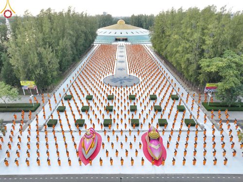 ภาพ No.186898:พระธรรมยาตราปฏิบัติธรรม และถ่ายภาพหมู่ประวัติศาสตร์ ปีที่ 13 ณ ลานทิศตะวันออก มหาวิหารพระมงคลเทพมุนี วัดพระธรรมกาย จ.ปทุมธานี วันเสาร์ที่ 28 ธันวาคม พ.ศ. 2567