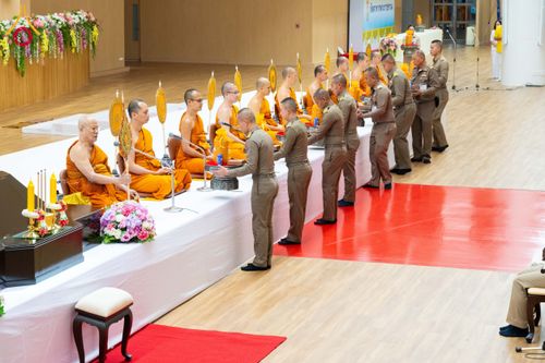 ภาพ No.208934:พระบาทสมเด็จพระเจ้าอยู่หัว ทรงมีพระราชศรัทธาทรงพระกรุณาโปรดเกล้าฯ ให้บำเพ็ญพระราชกุศลถวายภัตตาหารพระราชทาน การสอบบาลีสนามหลวง ณ วัดพระธรรมกาย ย อ.คลองหลวง จ.ปทุมธานี วันที่ 23-24 กุมภาพันธ์ พ.ศ. 2568