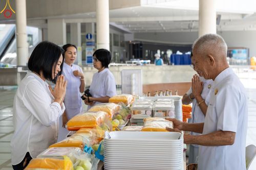 ภาพ No.165752:พิธีถวายภัตตาหารเมนูสวรรค์ วันที่ 26 ตุลาคม พ.ศ. 2567 ณ หอฉันคุณยายอาจารย์ฯ วัดพระธรรมกาย