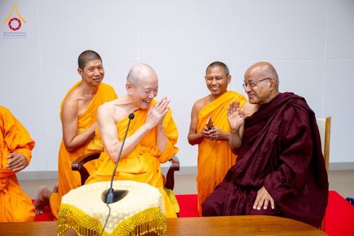 ภาพ No.222687:วันที่ 23 เมษายน พ.ศ. 2568 หลวงพ่อทัตตชีโวต้อนรับคณะสงฆ์เนปาล ณ อาคาร 100 ปี คุณยายมหารัตนอุบาสิกาจันทร์ ขนนกยูง วัดพระธรรมกาย