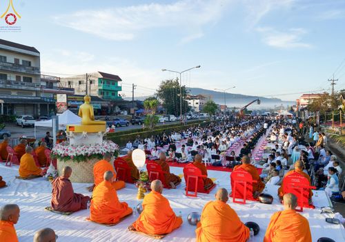 ภาพ No.106778:พิธีตักบาตรพระ ๒๐๐ รูป  "สร้างบุญใหญ่ ส่งท้ายปีเก่า ต้อนรับปีใหม่ ๒๕๖๗" วันอาทิตย์ที่ ๓๑ ธันวาคม ๒๕๖๖ ณ ถนนหน้าที่ว่าการอำเภอภูเรือ อำเภอภูเรือ จังหวัดเลย