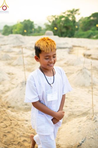 ภาพ No.63248:Photo Story  มหัศจรรย์วัดดงดินแดง Episode 1  พิธีปลงผมนาคธรรมทายาท  ในโครงการบรรพชาอุปสมบทหมู่ ฟื้นฟูพระพุทธศาสนาทั่วไทย วัดดงดินแดง ณ ลำน้ำแม่ตื่น อ.อมก๋อย จ.เชียงใหม่ วันที่ 2 เมษายน พ.ศ. 2567