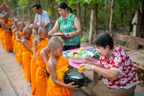 ภาพ No.136955:Photo Story  มหัศจรรย์วัดดงดินแดง Episode 5 กิจกรรมถ่ายภาพหมู่ประวัติศาสตร์ และตักบาตรฉลองพระ-เณรกว่า 500 รูป วันที่ 6 เมษายน พ.ศ. 2567