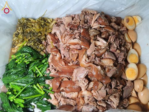 ภาพ No.197903:สาธุชนถวายภัตตาหารเป็นสังฆทาน แด่พระธรรมยาตรา ณ วัดโบสถ์(บน) ตำบลบางคูเวียง อำเภอบางกรวย จังหวัดนนทบุรี ในโครงการธรรมยาตรา กตัญญูบูชา มหาปูชนียาจารย์ พระมงคลเทพมุนี(สด จนฺทสโร) พระผู้ปราบมาร อนุสรณ์สถาน 7 แห่ง ปีที่ 13 วันที่ 19 มกราคม พ.ศ. 2568