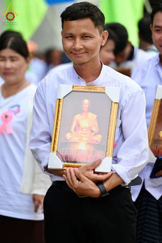 ภาพ No.143649:พิธีถวายผ้าไตร, สวดธรรมจักร, ปฏิบัติธรรม และฟังแสดงพระธรรมเทศนา ภาษาเมียนมา โดยมีสาธุชนชาวเมียนมากว่า 4,000 คน เข้าร่วมพิธี ณ มหารัตนวิหารคด วัดพระธรรมกาย วันอาทิตย์ที่ 7 กรกฎาคม พ.ศ. 2567