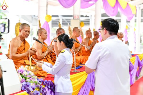 ภาพ No.138935:กิจกรรมเฉลิมพระเกียรติ สมเด็จพระนางเจ้าฯ พระบรมราชินี เนื่องในโอกาสวันเฉลิมพระชนมพรรษา พิธีเจริญพระพุทธมนต์ , ทำบุญตักบาตรพระสงฆ์ ถวายพระราชกุศล , พิธีถวายเครื่องราชสักการะ , และพิธีจุดเทียนถวายพระพรชัยมงคล วันที่ 3 มิถุนายน พ.ศ. 2567 ณ อาคารโถงช้าง วัดพ
