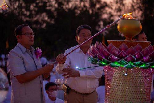 ภาพ No.109787:พิธีจุดประทีปถวายเป็นพุทธบูชา และบูชาธรรมมหาปูชนียาจารย์ วันที่ 10 มกราคม พ.ศ. 2567 ณ อนุสรณ์สถานคลองบางนางแท่น อ.สามพราน จ.นครปฐม