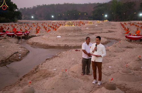 ภาพ No.138613:Photo Story  มหัศจรรย์วัดดงดินแดง Episode 6 พระภิกษุ-สามเณร ในโครงการบรรพชาอุปสมบทหมู่  กว่า 500 รูป และศีลจาริณีกว่า 300 คน ร่วมกันก่อพระเจดีย์ทราย 20,000 องค์ และจุดประทีป  บูชาธรรม 80 ปี หลวงพ่อธมฺมชโย กลางลำน้ำแม่ตื่น