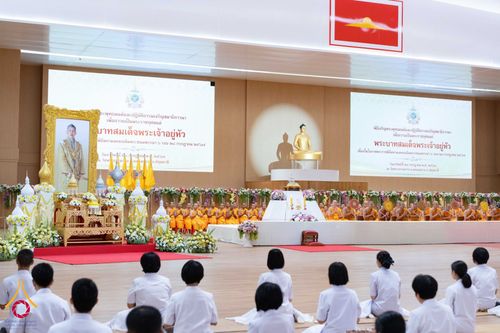 ภาพ No.145998:พิธีเจริญพระพุทธมนต์ ปฏิบัติธรรมเจริญสมาธิภาวนา เพื่อถวายเป็นพระราชกุศล แด่พระบาทสมเด็จพระเจ้าอยู่หัว เนื่องในโอกาสพระราชพิธีมหามงคล เฉลิมพระชนมพรรษา 6 รอบ 28 กรกฎาคม 2567 วันอาทิตย์ที่ 28 กรกฎาคม พ.ศ. 2567  ณ ห้องแก้วสารพัดนึก 2 สภาธรรมกายสากล