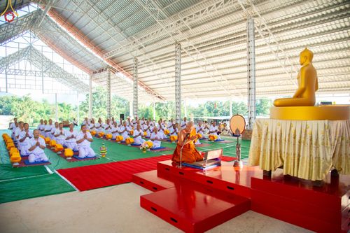 ภาพ No.101556:พิธีขอขมาและมอบผ้าไตร ในโครงการอุปสมบทบูชาธรรม มหาปูชนียาจารย์ พ.ศ. 2566 ณ ธุดงคสถานลำพูน ต.เหล่ายาว อ.บ้านโฮ่ง จ.ลำพูน  วันที่ 7 ธันวาคม พ.ศ. 2566