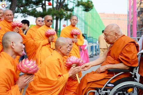ภาพ No.229531:วันเสาร์ที่ 26 เมษายน พ.ศ. 2568 คณะพระภิกษุสามเณรในโครงการบรรพชาหมู่ 81 รูป  วัดภาวนาโซล ประเทศเกาหลีใต้ ได้ร่วมกับคณะสาธุชนคนไทยในเกาหลีใต้  ร่วมกันเดินขบวนอัญเชิญโคมดอกบัว  เพื่อบูชาแด่องค์สมเด็จพระสัมมาสัมพุทธเจ้า  ในงานเทศกาลวิสาขบูชานานาชาติ ประจำปี