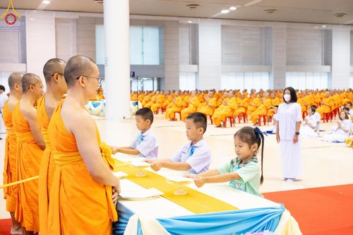 ภาพ No.146063:วันมหารำลึก ครั้งที่ 34 พิธีร่วมรำลึกถึงนักสร้างบารมีที่ล่วงลับไปแล้ว , พิธีสวดพระพุทธมนต์ ณ ห้องแก้วสารพัดนึก 1 วัดพระธรรมกาย วันเสาร์ที่ 27 กรกฎาคม พ.ศ. 2567