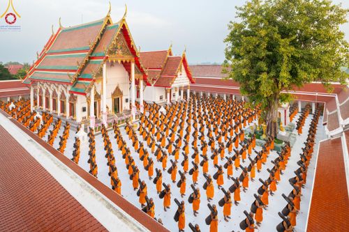 พระธรรมยาตราร่วมปฏิบัติธรรม และถ่ายภาพหมู่ประวัติศาสตร์ ในโครงการธรรมยาตรากตัญญูบูชา มหาปูชนียาจารย์ พระมงคลเทพมุนี(สด จนฺทสโร) พระผู้ปราบมาร อนุสรณ์สถาน 7 แห่ง ปีที่ 12 วันที่ 12 มกราคม พ.ศ. 2567 ณ วัดสองพี่น้อง จ.สุพรรณบุรี