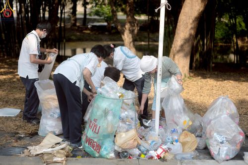 ภาพ No.220438:วันที่ 23-25 เมษายน พ.ศ. 2568 เจ้าหน้าที่และสาธุชนช่วยกัน รับบุญเก็บงานวันคุ้มครองโลก ณ วัดพระธรรมกาย