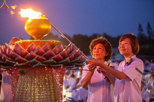 ภาพ No.129579:พิธีจุดประทีป 10,000 ดวง น้อมถวายเป็นพุทธบูชา ณ มหารัตนเจดีย์สิริปทุมสวรรค์ (เจดีย์อริยพุทธะ 5 พระองค์) ศูนย์ปฏิบัติธรรมภาคใต้ อ.บางกล่ำ จ.สงขลา  วันที่ 10 มีนาคม พ.ศ. 2567