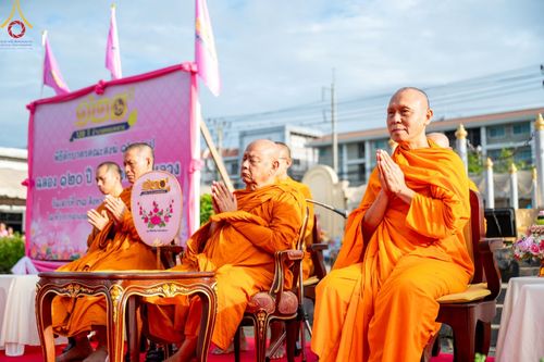 ภาพ No.150774:พิธีเจริญพระพุทธมนต์ และทำบุญตักบาตรแด่คณะสงฆ์ จำนวน 121 รูป เนื่องในโอกาสฉลองครบรอบ 120 ปี อำเภอคลองหลวง จังหวัดปทุมธานี เพื่อถวายเป็นพุทธบูชา ช่วยเหลือผู้ประสบความเดือดร้อนจากอุทกภัย และคณะสงฆ์ 323 วัด 4 จังหวัดชายแดนภาคใต้ วันเสาร์ที่ 31 สิงหาคม พ.ศ. 