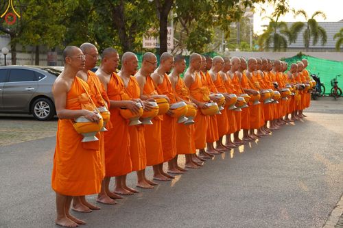ภาพ No.136018:พระธรรมทายาท โครงการบวชพระนานาชาติ AEC & WAB ผู้บริหารรุ่นที่ 2 บิณฑบาต ณ หอฉันคุณยายอาจารย์ฯ เมืองแก้วมณี หมู่บ้านแก้วพุทธรักษา วันที่ 28 เมษายน พ.ศ. 2567