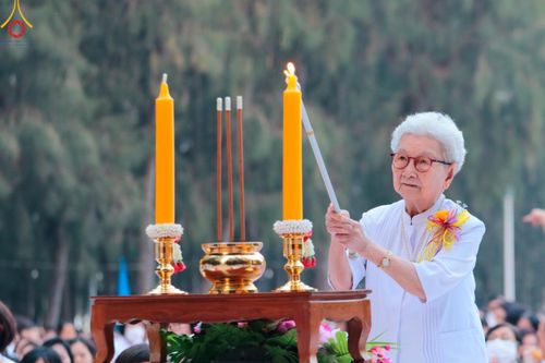 ภาพ No.107349:พิธีตักบาตรพระธรรมยาตราฯ ในโครงการธรรมยาตรากตัญญูบูชา มหาปูชนียาจารย์ พระมงคลเทพมุนี(สด จนฺทสโร) พระผู้ปราบมาร ปีที่ 12 ณ อนุสรณ์สถานมหาวิหารพระมงคลเทพมุนี อ.สองพี่น้อง จ.สุพรรณบุรี วันที่ 7 มกราคม พ.ศ. 2567