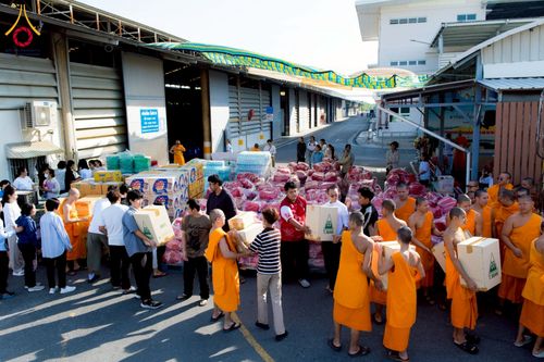 ภาพ No.273649:วันที่ 27 พฤศจิกายน พ.ศ. 2568 คณะศิษยานุศิษย์วัดพระธรรมกาย มูลนิธิธรรมกาย มอบอาหารและสิ่งของความช่วยเหลือให้พี่น้องชาวใต้ ผู้ประสบอุทกภัยน้ำท่วม