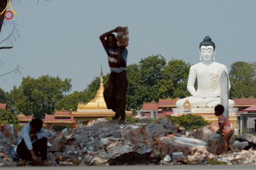 ภาพ No.220278:วันที่ 17 เมษายน พ.ศ. 2568 ผู้แทนวัดพระธรรมกาย ลงพื้นที่เยียวยา ซับน้ำตาเหยื่อแผ่นดินไหวมัณฑะเลย์