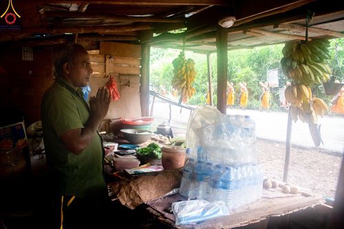 ภาพ No.140657:PhotoStory มหาศรัทธา ธรรมยาตราศรีลังกา EP.4 โครงการสยาม-ลังกา ธรรมยาตรา ฉลองเทศกาลวิสาขบูชาแห่งชาติ ศรีลังกา  บูชาธรรม 80 ปีหลวงพ่อธัมมชโย เส้นทางจาก เมืองดัมบูลลา ไปยัง เมืองมาตะเล  ตั้งแต่วันที่ 17-20 พฤษภาคม พ.ศ. 2567